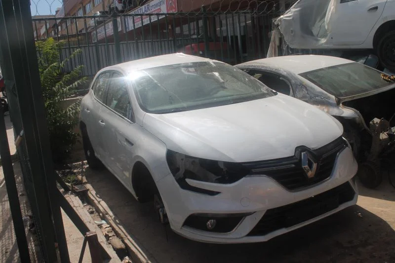 Renault Megane 4 Sağ Ön Kapı Çıkma Orjinal 2016 - 2019