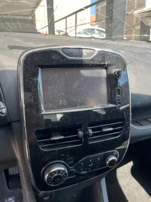 Renault Clio 4 Mültimeyda Ekranı Çıkma
