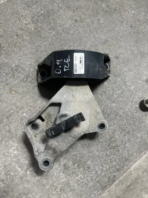 Renault Symbol 4 0.9 TCE Sağ Motor Kulağı Çıkma